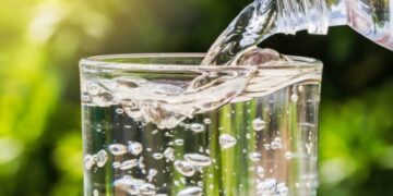 Arsyeja pse duhet konsumuar një gotë uji kur zgjohemi