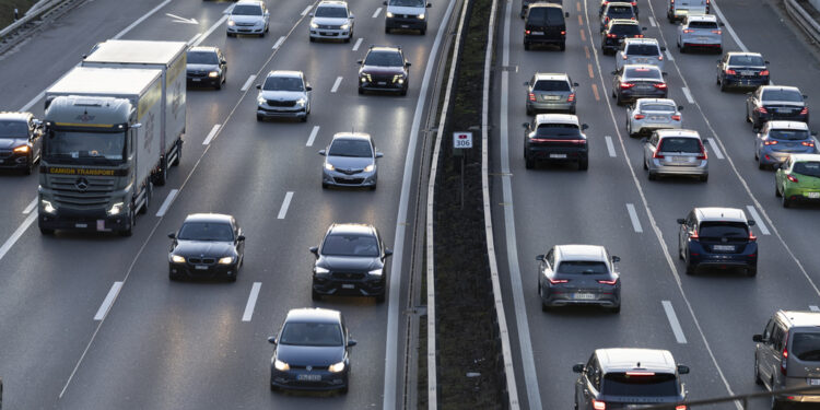 Ein Stau auf der Autobahn A1 vor Wallisellen in Richtung Zuerich, aufgenommen waehrend des Abendverkehrs am Dienstag, 6. Februar 2024 in Wallisellen. (KEYSTONE/Gaetan Bally)