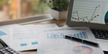 Shqiptarët “frenojnë” pagesat me home banking, 10.3% më pak veprime bankare në nëntor