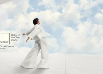 Pantone shpall ngjyrën e vitit 2026, “Cloud Dancer”, e bardha që simbolizon qetësi dhe fillime të reja