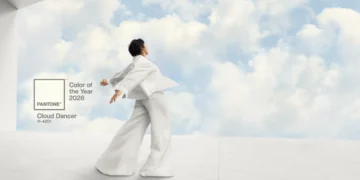 Pantone shpall ngjyrën e vitit 2026, “Cloud Dancer”, e bardha që simbolizon qetësi dhe fillime të reja