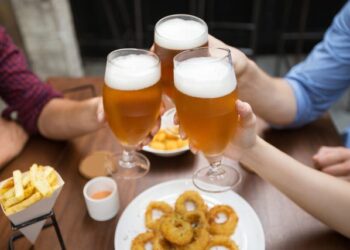 Të rinjtë nuk pinë më alkool, konsumi në bare dhe restorante nuk po arrin të rikuperohet