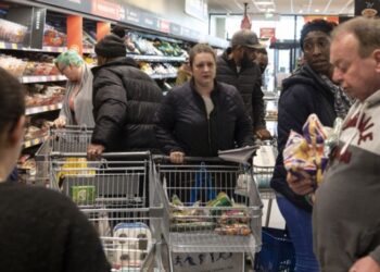 Ushqimi i pashitur i supermarketeve për njërëzit në nevojë , rregullat e reja në Francë