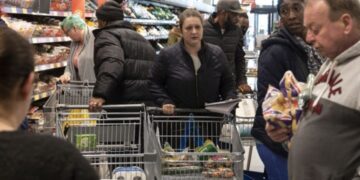 Ushqimi i pashitur i supermarketeve për njërëzit në nevojë , rregullat e reja në Francë