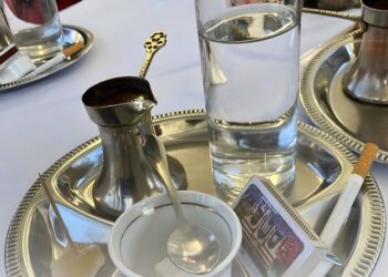 Pse në Sarajevë disa lokale ta sjellin kafenë me cigare?