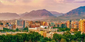 Ku po rritet më shumë vlera e pronave në Tiranë? Korridoret e zhvillimit dhe rregullat e bankave po ridrejtojnë kërkesën