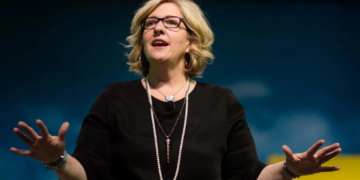Sipas Brené Brown: 4 fraza që dëmtojnë lidershipin dhe mbyllin komunikimin