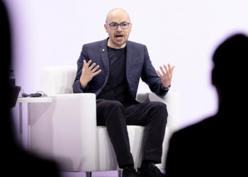 CEO i Google DeepMind: Shkurtimet nga puna për shkak të AI-së janë një gabim i madh