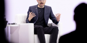 CEO i Google DeepMind: Shkurtimet nga puna për shkak të AI-së janë një gabim i madh