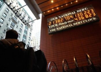 Familjet amerikane, borxh rekord prej 18.8 trilionë USD – Normat e vonesave në pagesa po rriten në kartat e kreditit, kreditë studentore