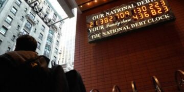 Familjet amerikane, borxh rekord prej 18.8 trilionë USD – Normat e vonesave në pagesa po rriten në kartat e kreditit, kreditë studentore