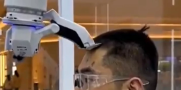 Robotët me Inteligjencë Artificiale po zëvendësojnë berberët në Kinë