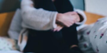 Studim: Adoleshentët po flenë më pak se kurrë për shkak të ekraneve dhe rrjeteve sociale