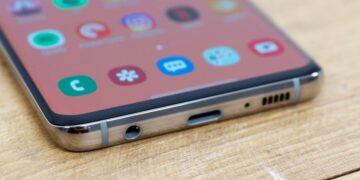 Shqiptarët flasin më pak në telefon/ AKEP: Po konsumojnë më shumë internet. Rritje me 22% në tremujorin e pare