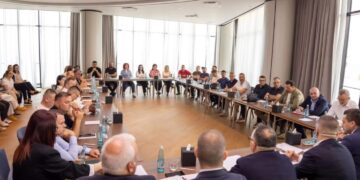 Doganat dhe biznesi në një tryezë të përbashkët në Durrës, diskutohen lehtësitë doganore dhe statusi AEO