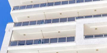 Hotel Bleart, aty ku historia, luksi dhe mikpritja takohen buzë Adriatikut