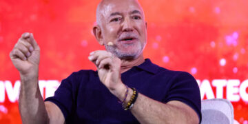 Jeff Bezos: Inteligjenca Artificiale do të sjellë mungesë fuqie punëtore, jo zëvendësimin e njerëzve