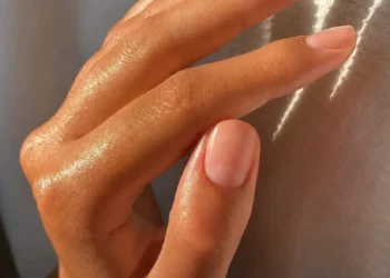 Lamtumirë thonjve ekstravagantë! “Old Money Nails” janë trendi më elegant i momentit