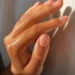 Lamtumirë thonjve ekstravagantë! “Old Money Nails” janë trendi më elegant i momentit