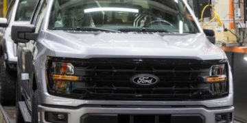Ford rikthen qindra inxhinierë në punë, inteligjenca artificiale nuk përmbushi pritshmëritë në kontrollin e cilësisë