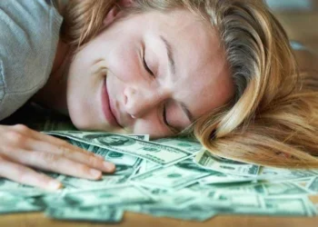 Sa duhet të fitoni në Shqipëri për të arritur “pragun e lumturisë”? Studimi e vlerëson në 28 mijë dollarë në vit