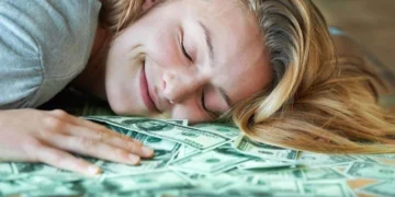 Sa duhet të fitoni në Shqipëri për të arritur “pragun e lumturisë”? Studimi e vlerëson në 28 mijë dollarë në vit