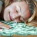 Sa duhet të fitoni në Shqipëri për të arritur “pragun e lumturisë”? Studimi e vlerëson në 28 mijë dollarë në vit