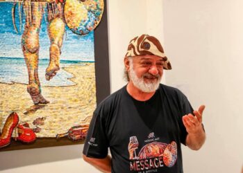 Saimir Strati sjell në Shkup ekspozitën “Mesazh në shishe”