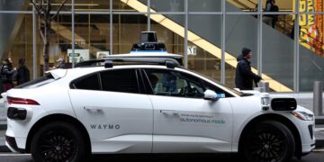 Londra provon taksitë autonome, por ende me një shofer në makinë