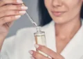 Vitamina C për lëkurën: Sa efektive janë vërtet serumet që përdorim?