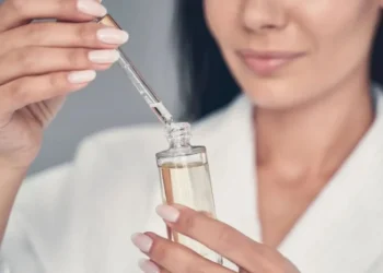 Vitamina C për lëkurën: Sa efektive janë vërtet serumet që përdorim?