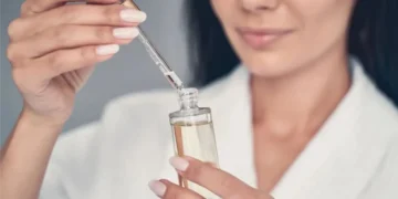 Vitamina C për lëkurën: Sa efektive janë vërtet serumet që përdorim?