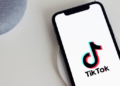 TikTok sjell komente me zë, sondazhe dhe foto: Seksioni i komenteve bëhet më interaktiv