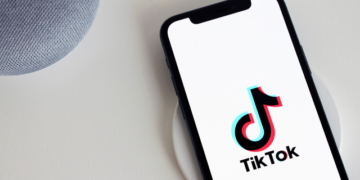 TikTok sjell komente me zë, sondazhe dhe foto: Seksioni i komenteve bëhet më interaktiv