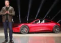 Elon Musk prezanton “Roadster”-in futurist: Makina e së ardhmes që synon të sfidojë edhe gravitetin