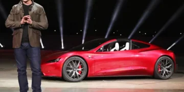 Elon Musk prezanton “Roadster”-in futurist: Makina e së ardhmes që synon të sfidojë edhe gravitetin