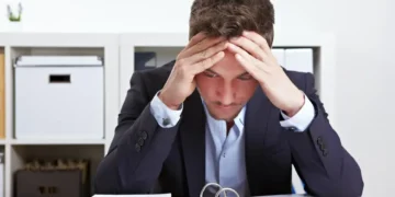 Si të menaxhojmë stresin dhe të përmirësojmë përqendrimin në punë? Disa zakone të thjeshta që bëjnë diferencën