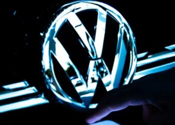 Volkswagen tërheq mijëra makina elektrike, bateritë me defekt mund të shkaktojnë zjarr
